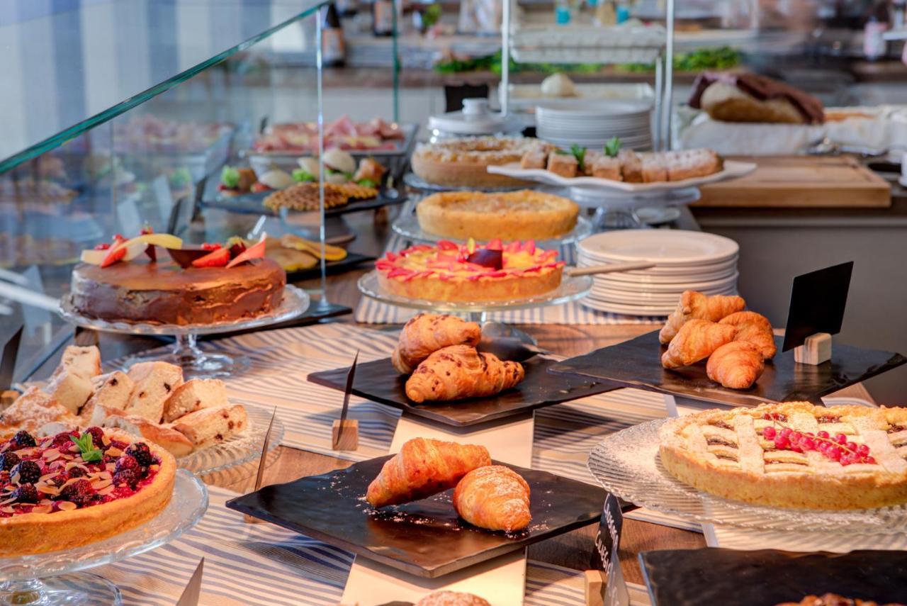 Hotel Alexandra - Beach Front - Healthy Xxl Breakfast & Brunch Until 12 30 - Parking Included 미사노아드리아티코 외부 사진