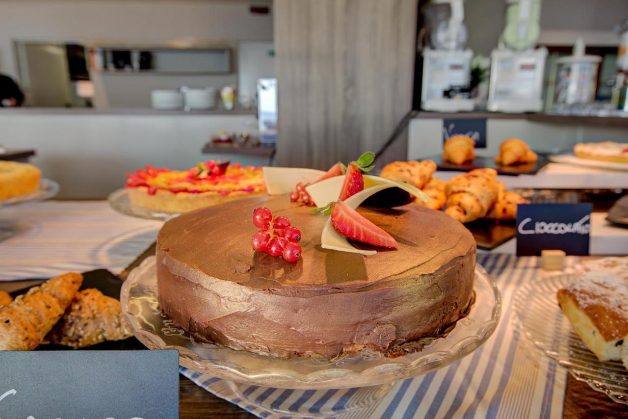 Hotel Alexandra - Beach Front - Healthy Xxl Breakfast & Brunch Until 12 30 - Parking Included 미사노아드리아티코 외부 사진