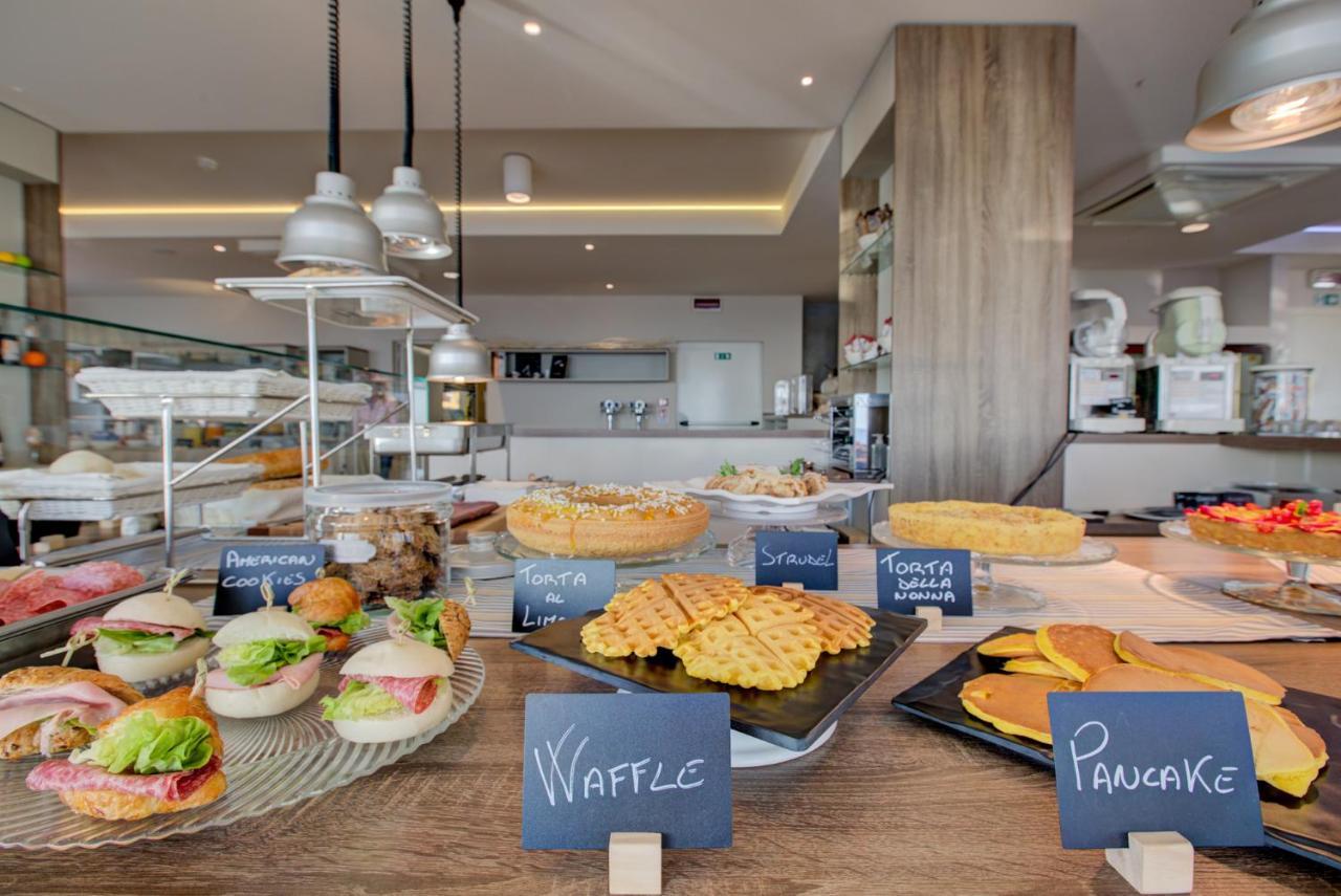 Hotel Alexandra - Beach Front - Healthy Xxl Breakfast & Brunch Until 12 30 - Parking Included 미사노아드리아티코 외부 사진