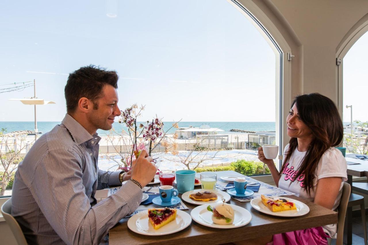 Hotel Alexandra - Beach Front - Healthy Xxl Breakfast & Brunch Until 12 30 - Parking Included 미사노아드리아티코 외부 사진