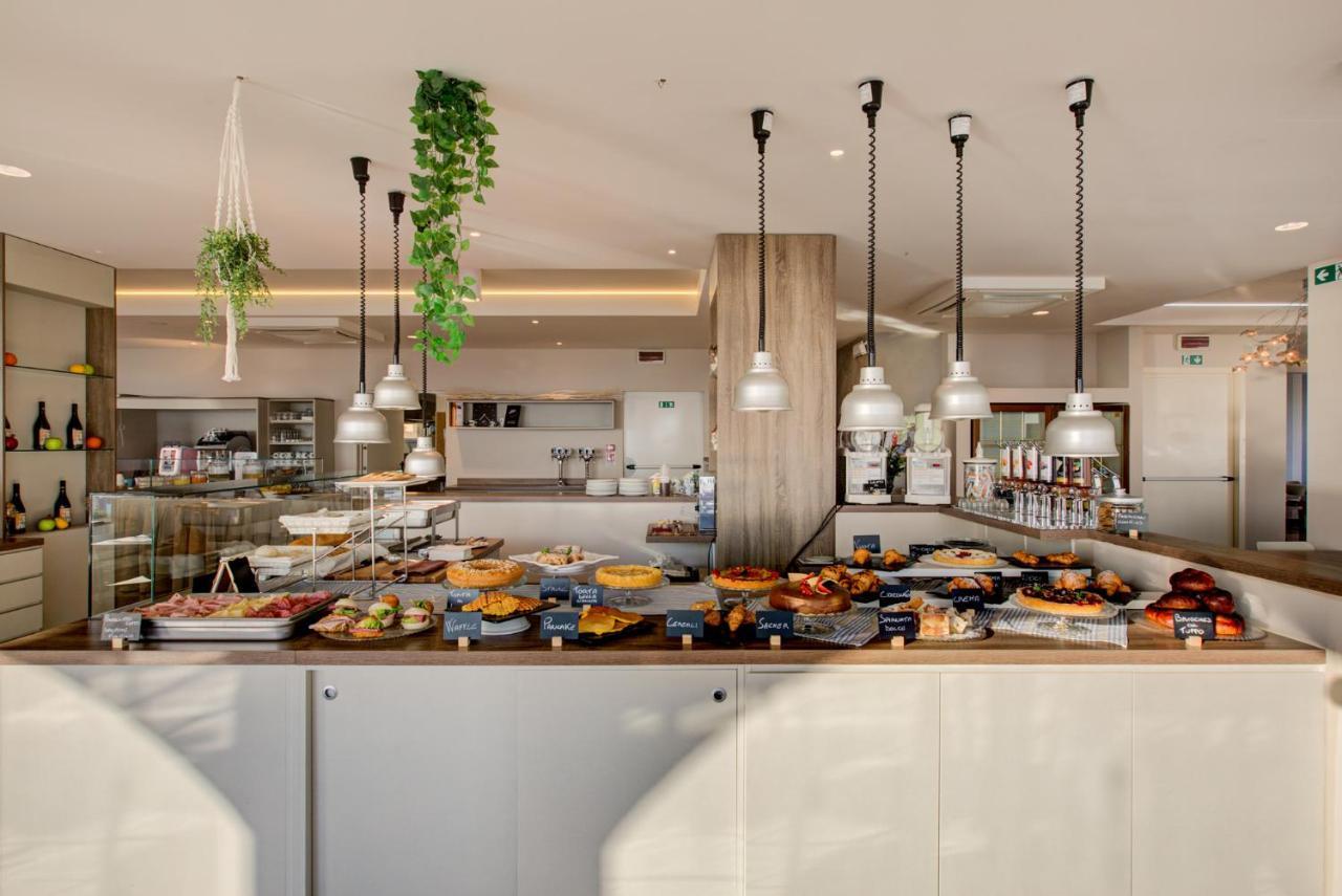 Hotel Alexandra - Beach Front - Healthy Xxl Breakfast & Brunch Until 12 30 - Parking Included 미사노아드리아티코 외부 사진