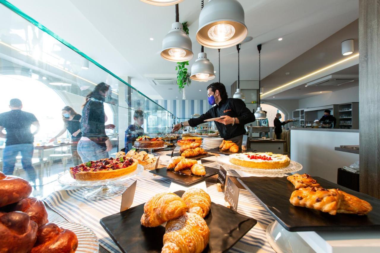 Hotel Alexandra - Beach Front - Healthy Xxl Breakfast & Brunch Until 12 30 - Parking Included 미사노아드리아티코 외부 사진