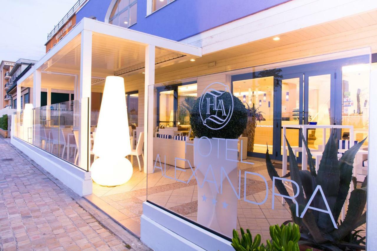 Hotel Alexandra - Beach Front - Healthy Xxl Breakfast & Brunch Until 12 30 - Parking Included 미사노아드리아티코 외부 사진
